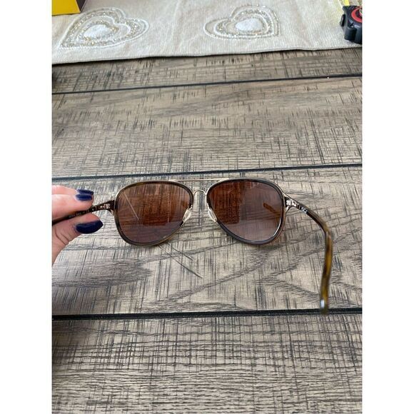 Oakley woman’s sunglasses with case main image 8